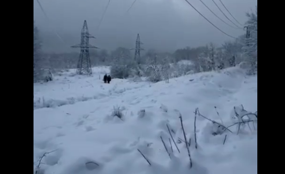 Энергетики в Адыгее пешком добираются до мест обрыва. Стоп-кадр видео из Telegram-канала Мурата Кумпилова от 03.01.26,  https://t.me/muratkumpilov/18092.