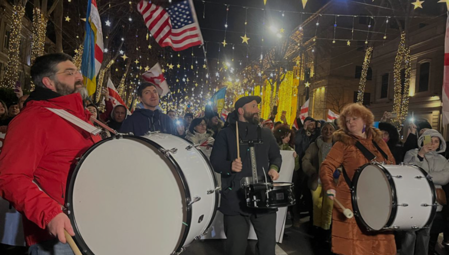 протестное шествие в Тбилиси. Скриншот фото телекомпании "Пирвели" от 03.01.26, https://tvpirveli.ge/ka/siaxleebi/sazogadoeba/118471-protestis-402-e-dge-parlamenttan-aqtsia-mimdinareobs