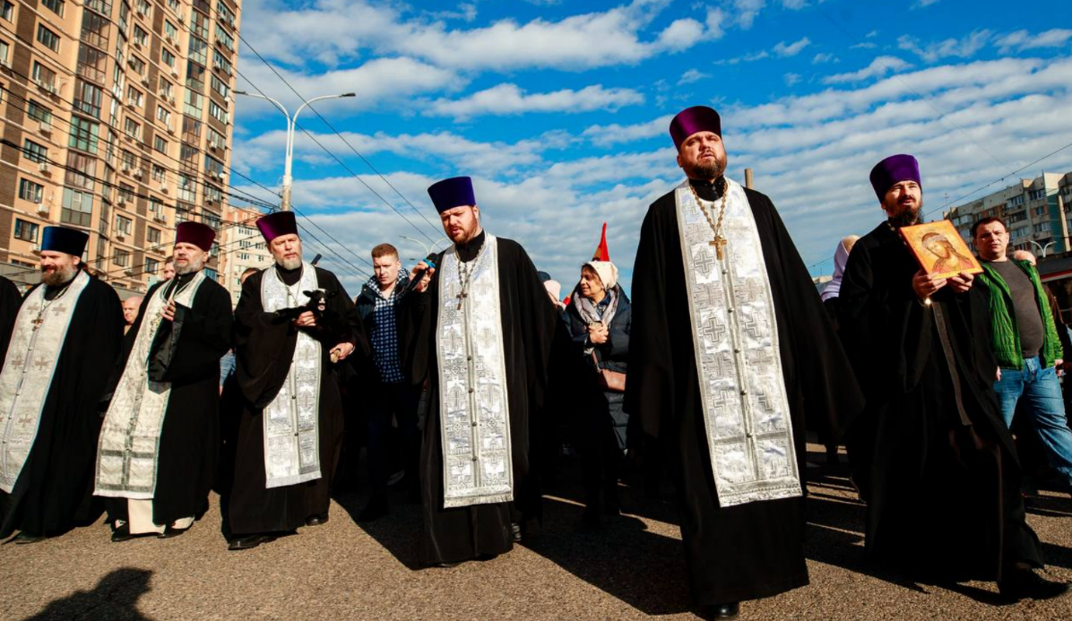 Крестный ход в Юбилейном микрорайоне Краснодара. Скриншот фото из Telegram-канала администрации города от 07.01.26, https://t.me/krdru/48685