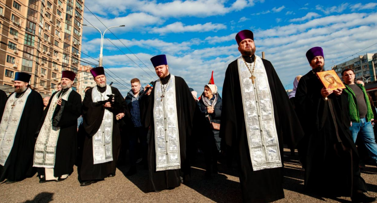 Крестный ход в Юбилейном микрорайоне Краснодара. Скриншот фото из Telegram-канала администрации города от 07.01.26, https://t.me/krdru/48685