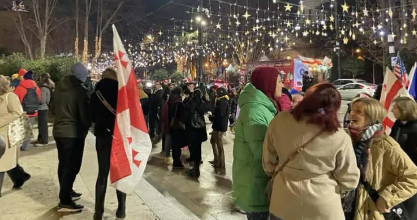 Протестующие у парламента Грузии. Скриншот фото "Интерпрессньюс" от 07.01.26, https://www.interpressnews.ge/ka/article/859057-parlamenttan-saprotesto-akcia-mimdinareobs