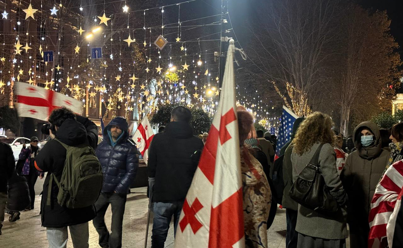 407-й день ежедневных акций протеста в Грузии. Фото/https://tvpirveli.ge/ka/siaxleebi/sazogadoeba/118771-vibrdzvit-bolomde-rustavelze-utskveti-protesti-grdzeldeba