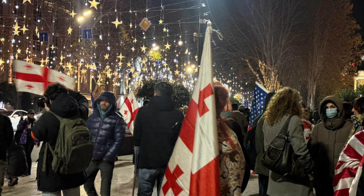 407-й день ежедневных акций протеста в Грузии. Фото/https://tvpirveli.ge/ka/siaxleebi/sazogadoeba/118771-vibrdzvit-bolomde-rustavelze-utskveti-protesti-grdzeldeba