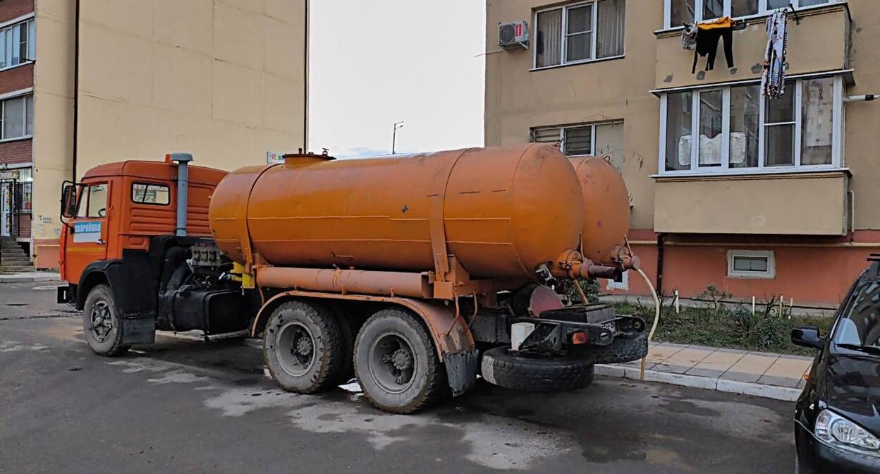 Водовоз в Каспийск. 8 января 2026 г. Фото: https://t.me/admkasp/25823