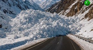 Лавина сошла на трассу. Иллюстрация создана «Кавказским узлом» с помощью ИИ в программе Copilot