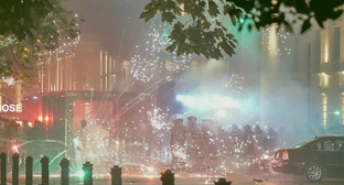 Фото беспорядков в Тбилиси в ходе протестной акции в день муниципальных выборов 4 октября. Телекомпания Pirveli / https://tvpirveli.ge/ka/siaxleebi/sazogadoeba/119066-sasakhlis-gobis-saqme-mosamartle-tamar-mchedlishvilma-braldebulebi-patimrobashi