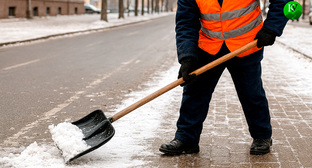 Дворник убирает снег. Иллюстрация создана «Кавказским узлом» с помощью ИИ в программе Copilot
