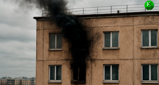 Поврежденная многоэтажка. Иллюстрация создана «Кавказским узлом» с помощью ИИ в программе Copilot