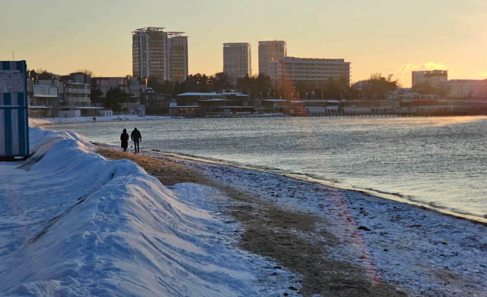 Центральный пляж Анапы. Скриншот фото из Telegram-канала Юрия Озаровского от 17.01.26, https://t.me/MoreOz/114599.  