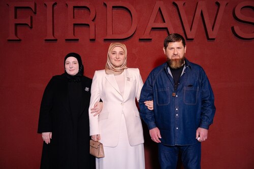 Медни, Айшат и Рамзан Кадыровы. Фото Фото https://chechnyatoday.com/images/uploads/2025/12/31/photo_2025-10-24_16-01-14.jpg