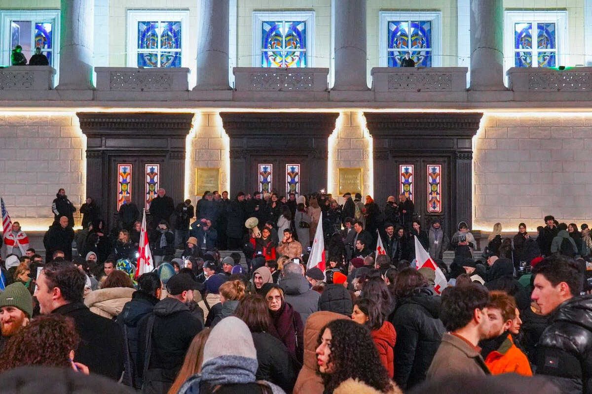 Протестующие студенты у здания Грузинского технического университета. Фото: Mo Se / Mtavari