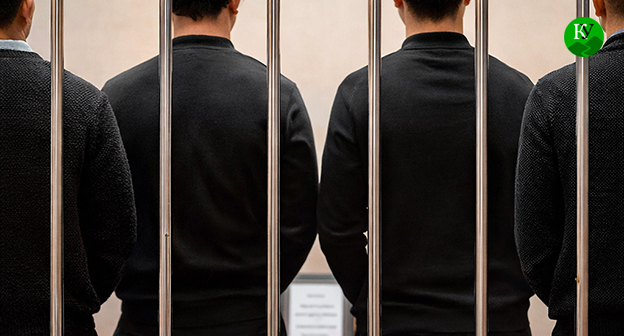 Осужденные в зале суда. Иллюстрация создана "Кавказским узлом" при помощи ИИ в программе Copilot