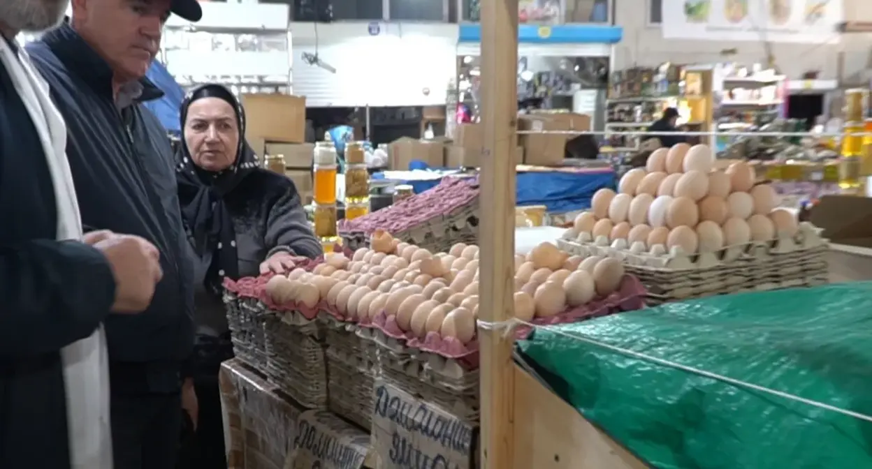 Продажа яиц на рынке. Фото: https://chernovik.net/