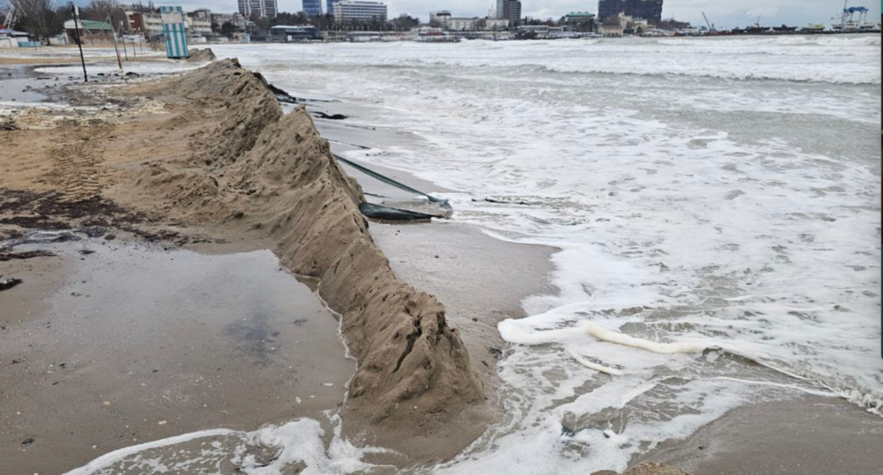 Центральный пляж, скриншот фото Юрия Озаровского от 19.02.26., https://t.me/MoreOz/117015