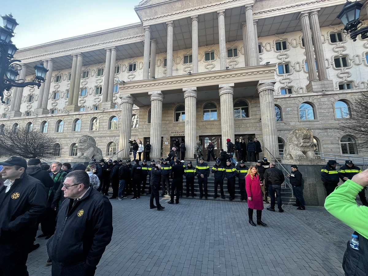Стоп-кадр: "Тбилисский городской суд избрал заключение в качестве меры пресечения журналистке Элисо Киладзе". Фото: NewsGeorgia / https://www.newsgeorgia.ge/sud-arestoval-zhurnalistk-kiladze-i-eshhe-pjat-figurantov-dela-o-moshennicheskih-koll-centrah/