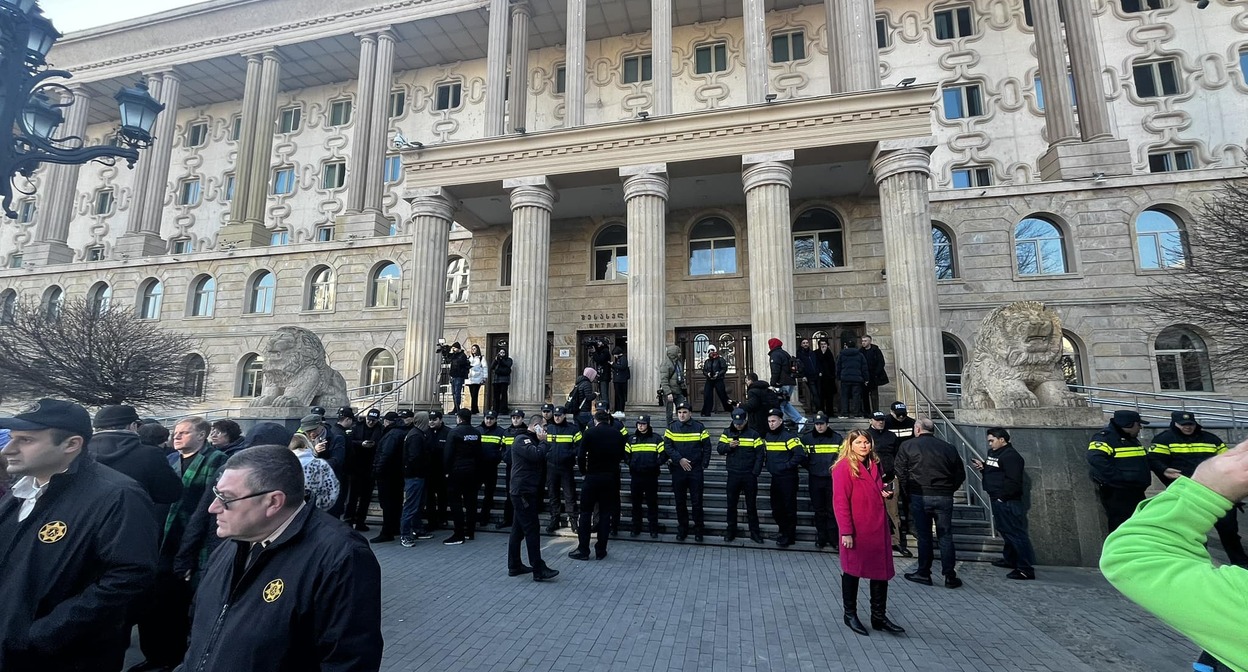 Стоп-кадр: "Тбилисский городской суд избрал заключение в качестве меры пресечения журналистке Элисо Киладзе". Фото: NewsGeorgia / https://www.newsgeorgia.ge/sud-arestoval-zhurnalistk-kiladze-i-eshhe-pjat-figurantov-dela-o-moshennicheskih-koll-centrah/