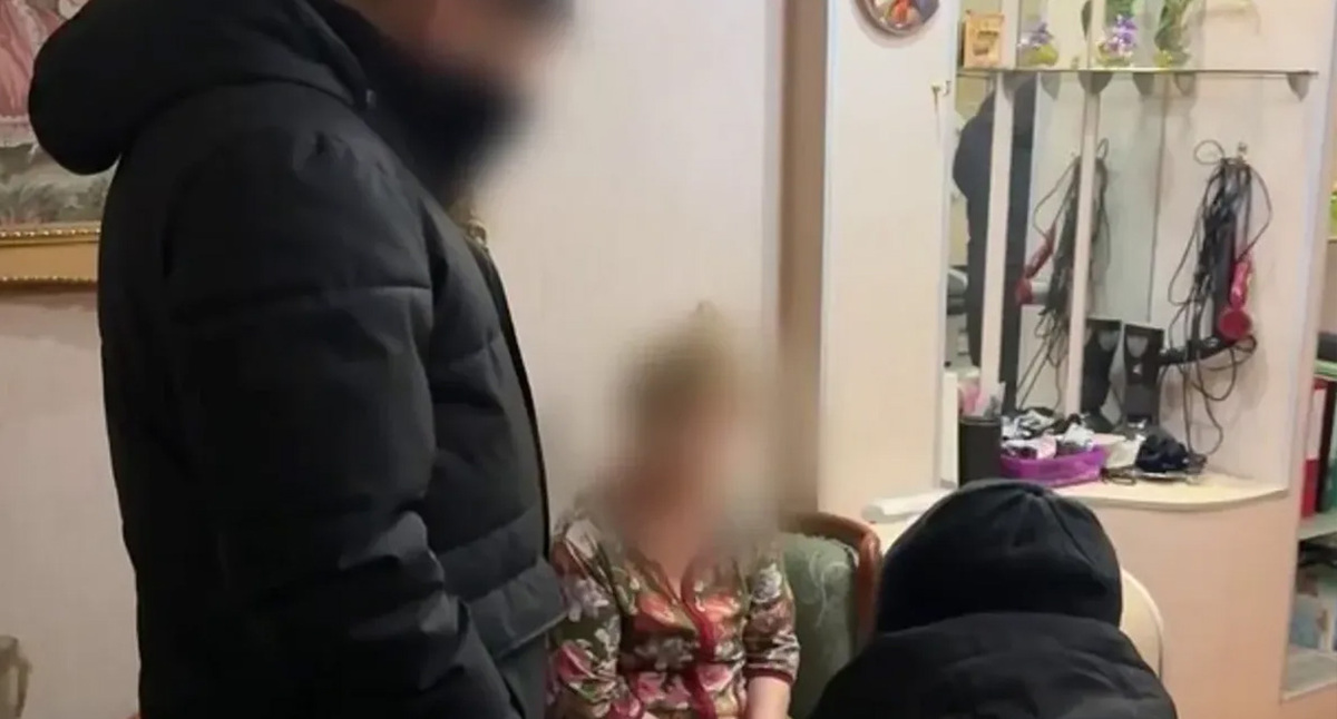 Задержание Марианны Ступиной. Кадры оперативной съемки. 