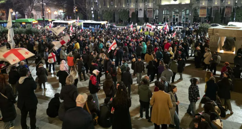 Протестующие у парламента Грузии. Скриншот фото "Интерпрессньюс" от 21.02.26, https://www.interpressnews.ge/ka/article/862550-parlamenttan-saprotesto-akcia-mimdinareobs
