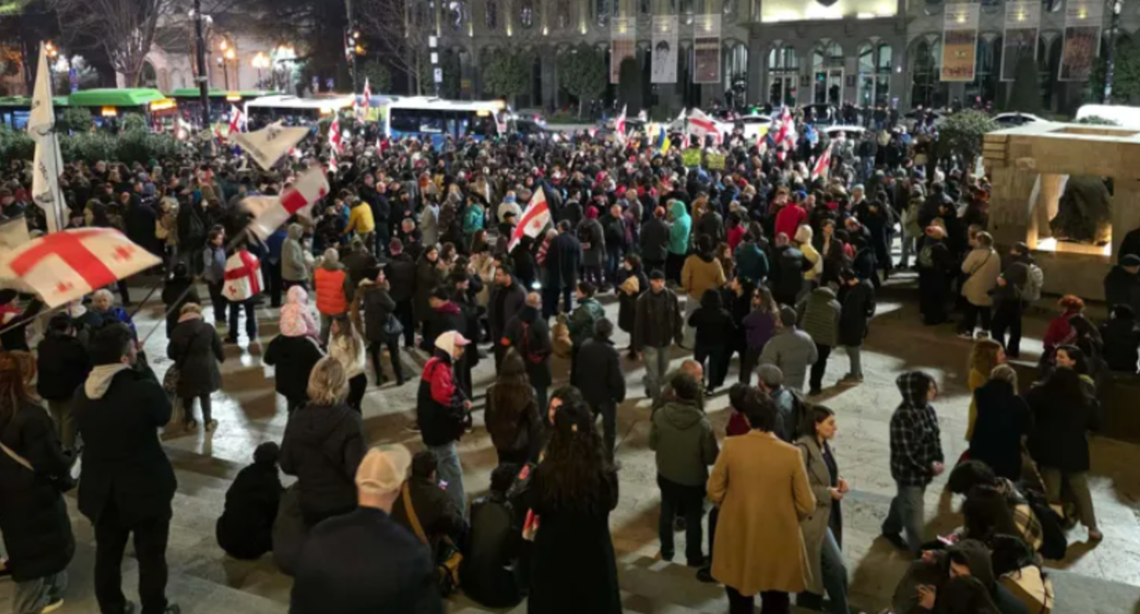 Протестующие у парламента Грузии. Скриншот фото "Интерпрессньюс" от 21.02.26, https://www.interpressnews.ge/ka/article/862550-parlamenttan-saprotesto-akcia-mimdinareobs