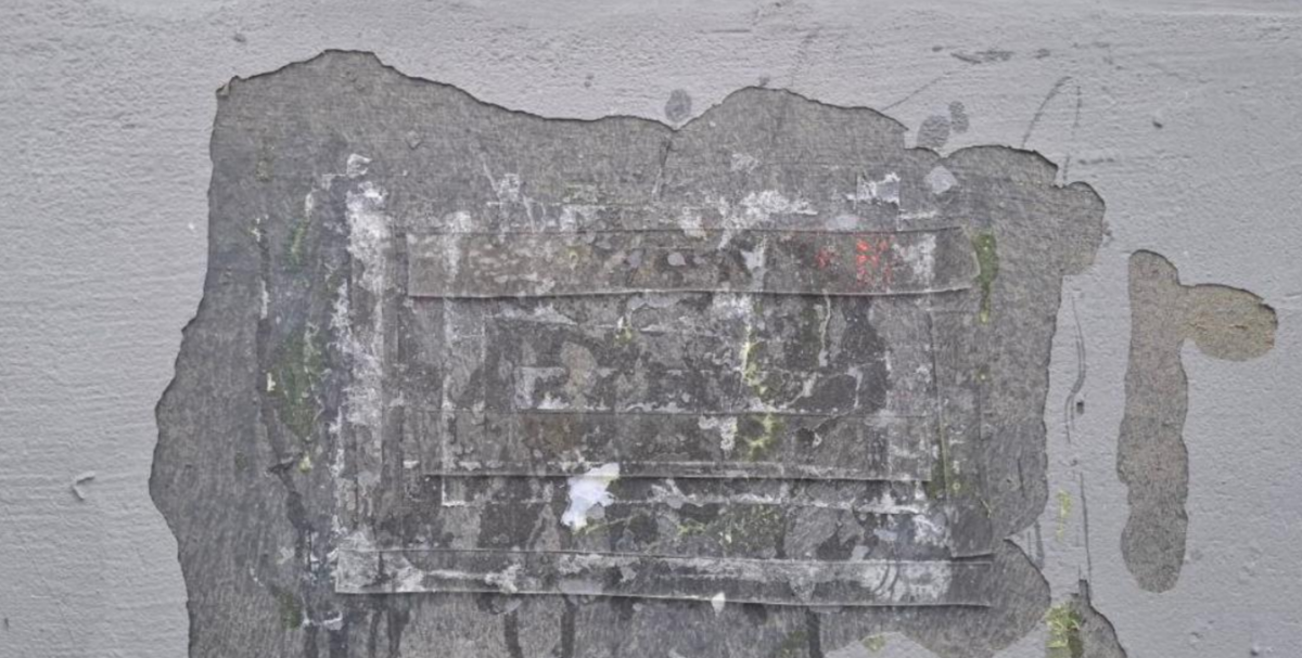 20-я временная табличка исчезла с дома Политковской. Скриншот фото https://t.me/sotavisionmedia/56325