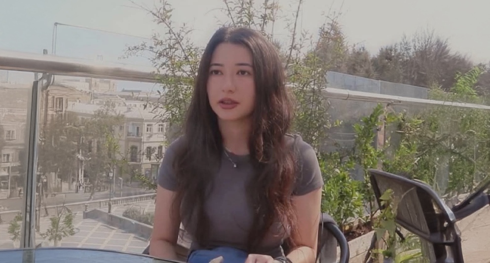 Сара Рагимова. Фото: Meydan TV https://www.meydan.tv/az/article/ictimai-f%c9%99alin-polis-bolm%c9%99sin%c9%99-aparildigi-bildirilir/ Сара Рагимова. Фото: Meydan TV https://www.meydan.tv/az/article/ictimai-f%c9%99alin-polis-bolm%c9%99sin%c9%99-aparildigi-bildirilir/