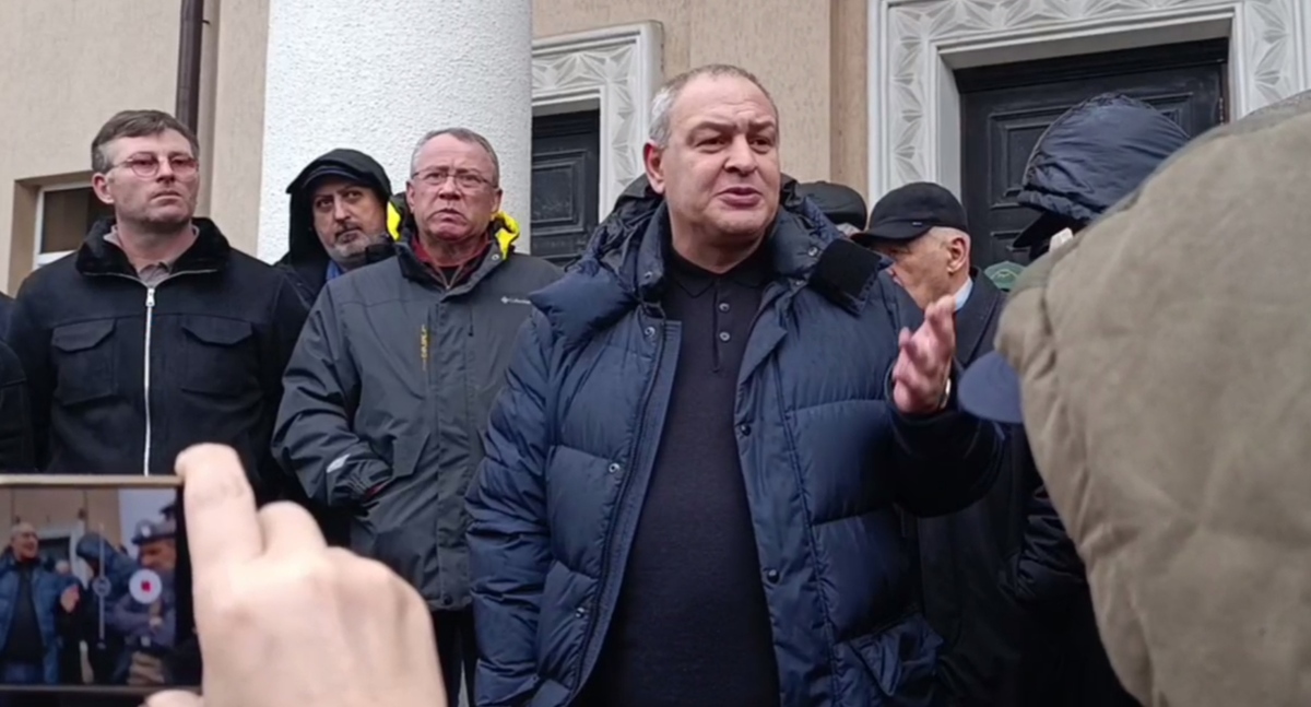 Участники схода оппозиции в Сухуме. 23 февраля 2026 года. Стоп-кадр видео из телеграм-канала "Газета.abh" https://t.me/gazetaabg/16292