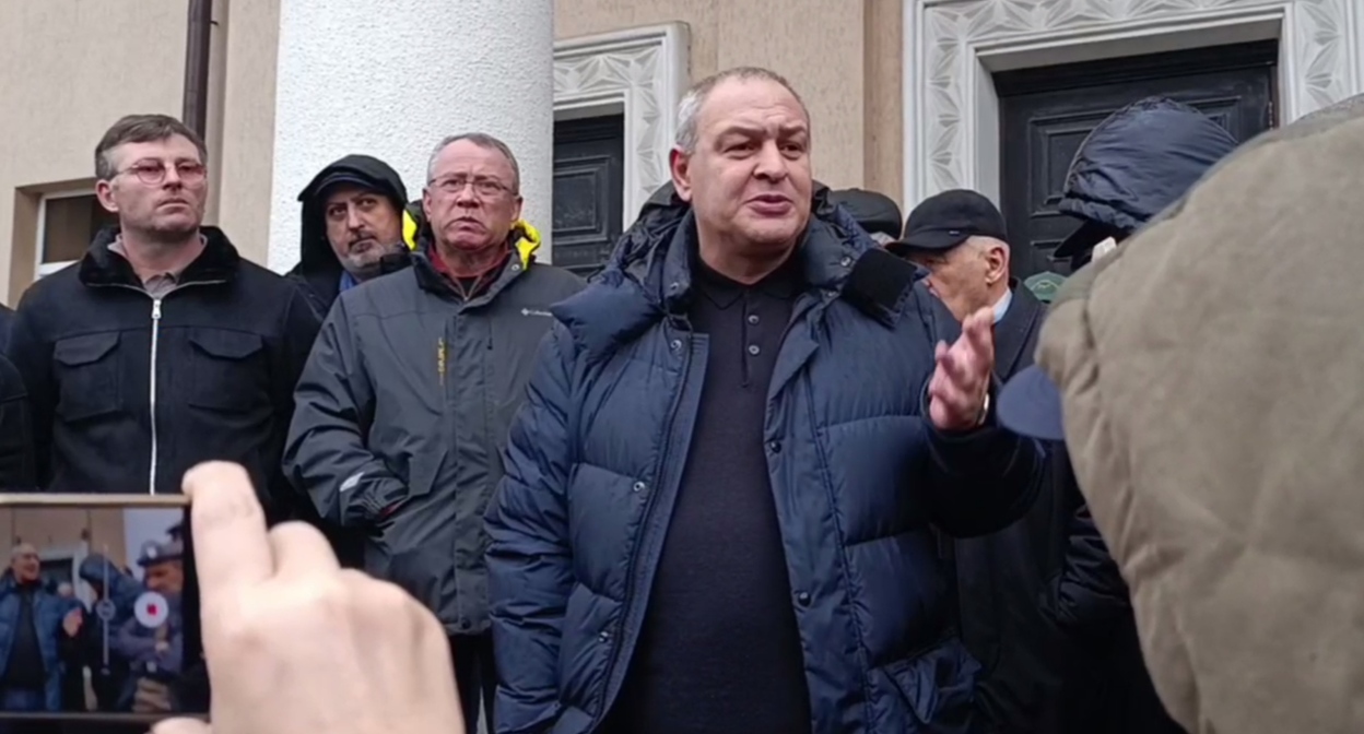 Участники схода оппозиции в Сухуме. 23 февраля 2026 года. Стоп-кадр видео из телеграм-канала "Газета.abh" https://t.me/gazetaabg/16292