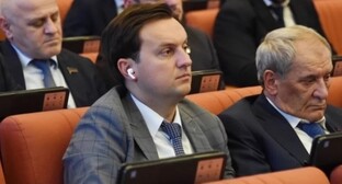 Кирилл Глазов (слева). Фото: пресс-служба парламента Дагестана