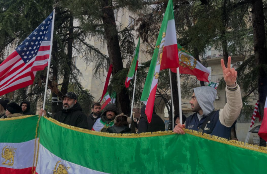 Акция у посольства Ирана. Скриншот фото ТВ "Пирвели" от 28.02.26, https://tvpirveli.ge/ka/siaxleebi/sazogadoeba/122298-iranis-saelchostan-saqartveloshi-mtskhovrebi-iranelebi-aiatolebis-rejimze-dartkmas