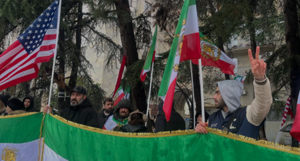 Акция у посольства Ирана. Скриншот фото ТВ "Пирвели" от 28.02.26, https://tvpirveli.ge/ka/siaxleebi/sazogadoeba/122298-iranis-saelchostan-saqartveloshi-mtskhovrebi-iranelebi-aiatolebis-rejimze-dartkmas