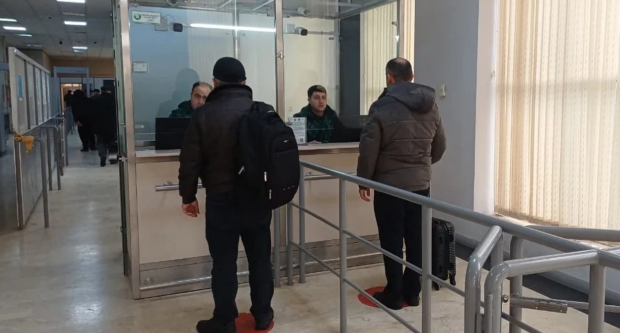 Люди на пограничном пункте "Астара". Фото: Report https://report.az/ru/v-regione/iz-irana-evakuirovany-sem-grazhdan-azerbajdzhana