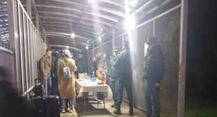 35 россиян эвакуированы из Ирана. Скриншот фото APA https://ru.apa.az/proisshestvie/35-grazdan-rf-peresli-iz-irana-v-azerbaidzan-cerez-astarinskii-pogranicnyi-punkt-638321