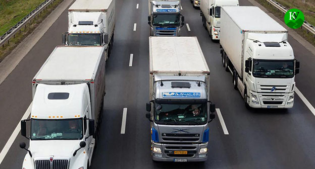 Большегрузы стоят на дороге. Иллюстрация создана "Кавказским узлом" при помощи ИИ в программе Copilot