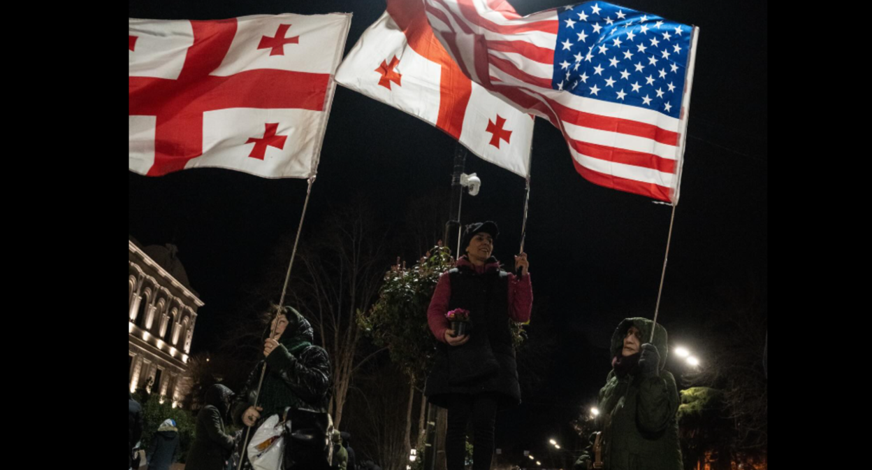 Участники акции протеста у парламента грузии. Скриншот фото Publika от 08.03.26, https://www.facebook.com/photo?fbid=1700617584671118&set=pb.100041686795244.-2207520000 (деятельность компании Meta, владеющей соцсетью, запрещена в России).