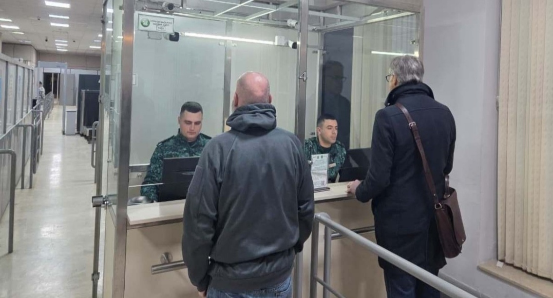 Люди на погранпереходе из Ирана в Азербайджан. Фото: АПА https://ru.apa.az/vneshnyaya-politika/iz-irana-cerez-azerbaidzanskuyu-granicu-do-six-por-evakuirovany-1873-celoveka-obnovleno-1-639771