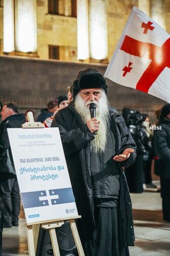 Кадр участник акции в Тбилиси 469-й день подряд. Фото: MO SE / https://www.facebook.com/publika.ge/posts/pfbid0XPQ9vDYHveQ2fRw9482JJsG37MYRdxMPMfG1vbJgrhTj4ASopNenqbSnMEPdWvbql