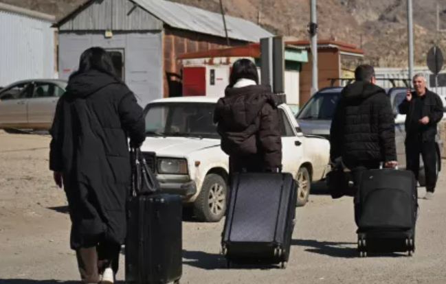 Переход границы. Скриншот фото https://caliber.az/post/grazhdane-46-gosudarstv-evakuirovany-iz-irana-cherez-armeniyu