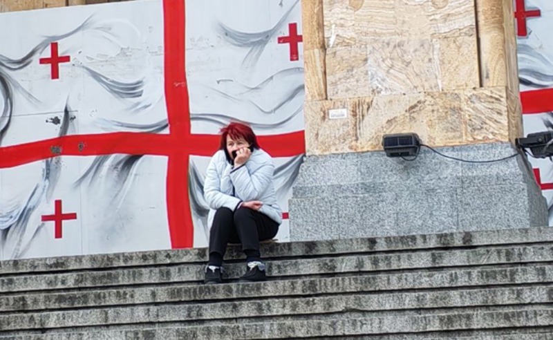 Кадр гражданская активистка Дареджан Цхвитария у здания парламента в Тбилиси. Фото: Tv Pirveli / https://tvpirveli.ge/ka/siaxleebi/sazogadoeba/123178-darejan-tskhvitaria-piqrobs-rom-parlamenttan-karavi-gamiznulad-datsves