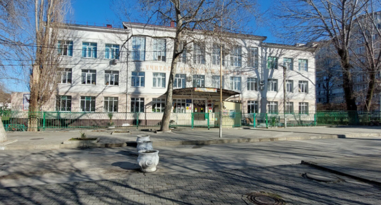 Школа №5 в Анапе. Скриншот фото с сервиса "Яндекс.Карты" https://yandex.com/maps/org/srednyaya_obshcheobrazovatelnaya_shkola_5_imeni_k_solovyanovoy/1801834090/panorama/?ll=37.332636%2C44.901535&panorama%5Bdirection%5D=72.100000%2C10.000000&panorama%5Bfull%5D=true&panorama%5Bpoint%5D=37.331985%2C44.901370&panorama%5Bspan%5D=117.585778%2C60.000000&z=16