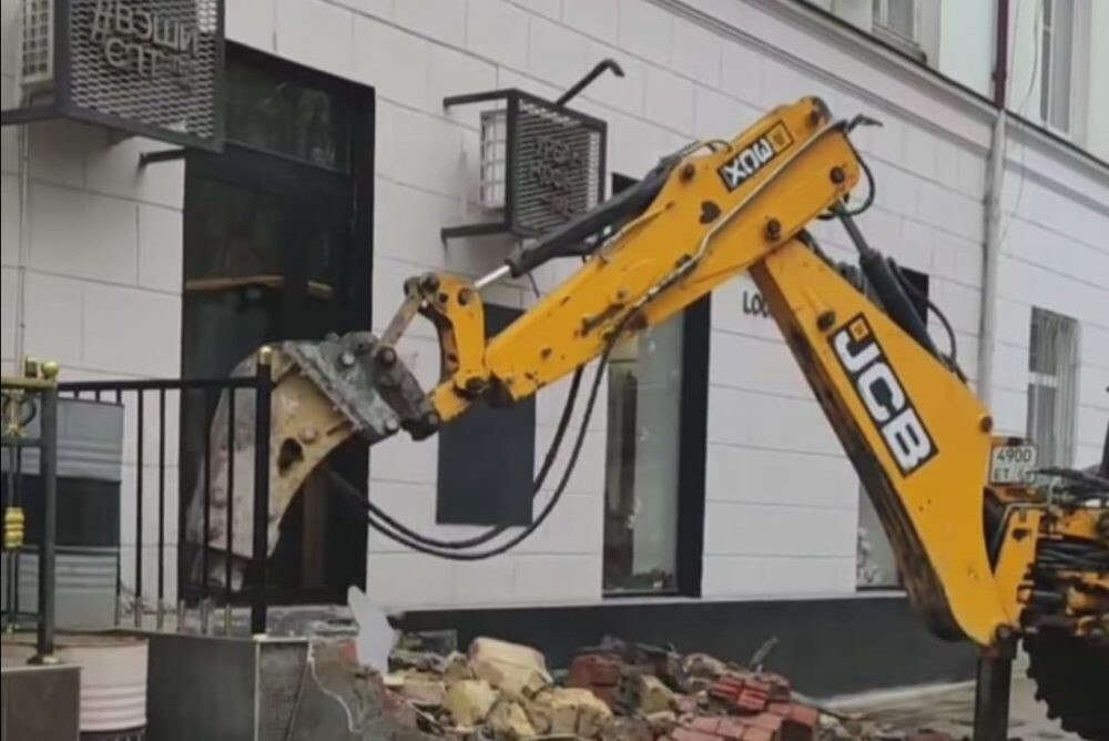 Снос лестницы магазина в Махачкале. Скриншот видео, размещенного на странице Салмана Дадаева в Instagram принадлежит компании Meta деятельность которой запрещена в России Снос лестницы магазина в Махачкале. Скриншот видео, размещенного на странице Салмана Дадаева в Instagram принадлежит компании Meta деятельность которой запрещена в России