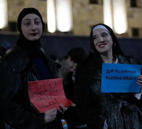 Кадр В 476-й день непрерывных протестов участники традиционно собрались у парламента Грузии на проспекте Руставели. Фото: MO SE / Facebook