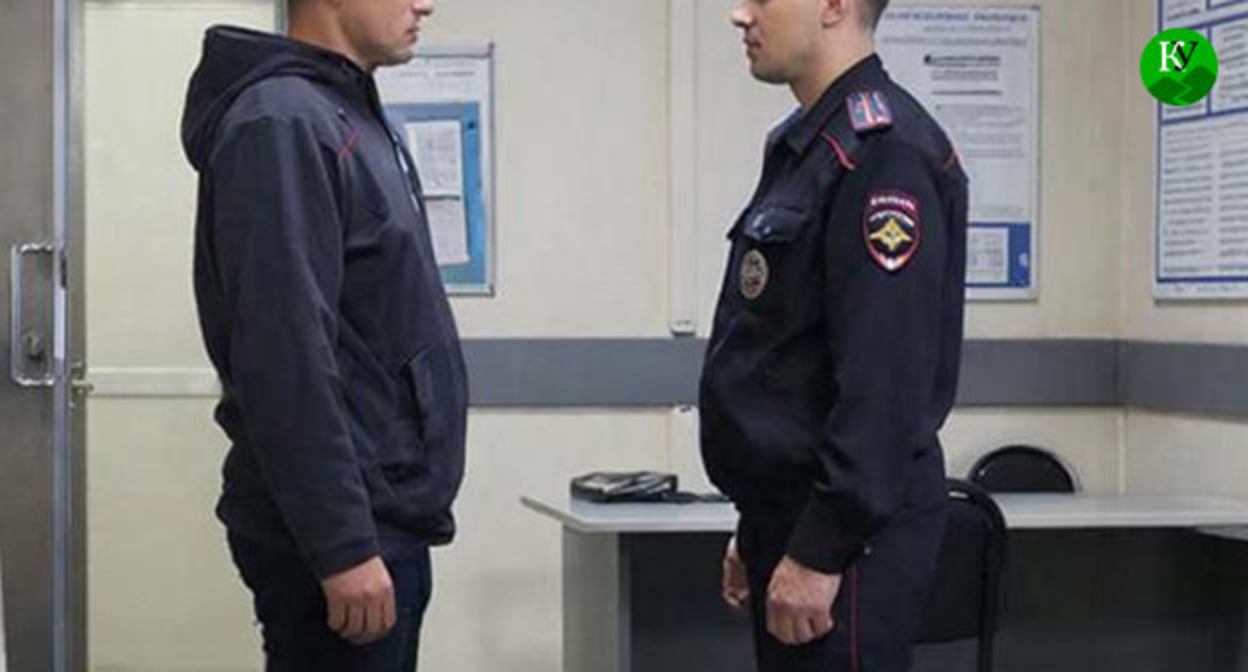 Сотрудник полиции общается с мужчиной. Иллюстрация создана "Кавказским узлом" при помощи ИИ в программе Copilot Сотрудник полиции общается с мужчиной. Иллюстрация создана "Кавказским узлом" при помощи ИИ в программе Copilot