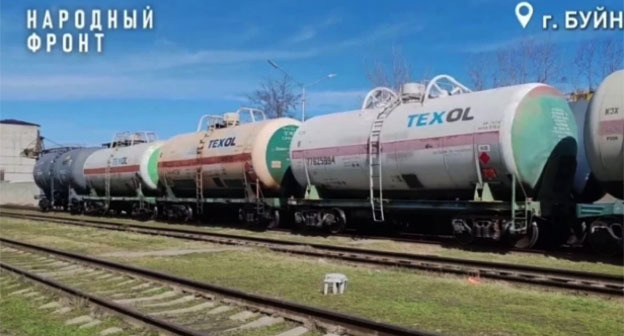 Цистерны с топливом на территории старого вокзала в Буйнакске. Скриншот видео "Народный фронт-Дагестан"/Telegram-канал Цистерны с топливом на территории старого вокзала в Буйнакске. Скриншот видео "Народный фронт-Дагестан"/Telegram-канал