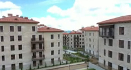 Дома в Шуше. Скриншот видео https://www.youtube.com/watch?v=MGO-17BKToM Дома в Шуше. Скриншот видео https://www.youtube.com/watch?v=MGO-17BKToM