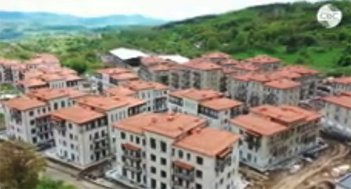 Дома в Шуше. Скриншот видео https://www.youtube.com/watch?v=MGO-17BKToM Дома в Шуше. Скриншот видео https://www.youtube.com/watch?v=MGO-17BKToM