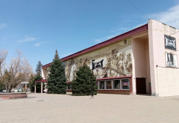 Драмтеатр в Волжском, у которого планировалось провести митинг. Скриншот фото с сервиса "Яндекс.карты", https://yandex.ru/images/search?from=tabbar&img_url=https%3A%2F%2Favatars.mds.yandex.net%2Fget-altay%2F12865251%2F2a0000018eeb30459c070387a9e0875a5511%2Forig&lr=214&pos=0&rpt=simage&text=%D0%B2%D0%BE%D0%BB%D0%B6%D1%81%D0%BA%D0%B8%D0%B9%20%D0%B4%D1%80%D0%B0%D0%BC%D1%82%D0%B5%D0%B0%D1%82%D1%80 Драмтеатр в Волжском, у которого планировалось провести митинг. Скриншот фото с сервиса "Яндекс.карты", https://yandex.ru/images/search?from=tabbar&img_url=https%3A%2F%2Favatars.mds.yandex.net%2Fget-altay%2F12865251%2F2a0000018eeb30459c070387a9e0875a5511%2Forig&lr=214&pos=0&rpt=simage&text=%D0%B2%D0%BE%D0%BB%D0%B6%D1%81%D0%BA%D0%B8%D0%B9%20%D0%B4%D1%80%D0%B0%D0%BC%D1%82%D0%B5%D0%B0%D1%82%D1%80