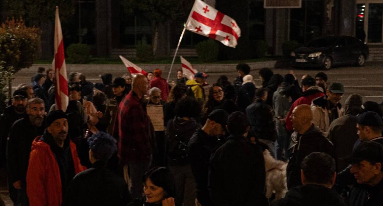 Участники собрания на Руставели, 26 марта 2026 года. Фото: Mindia Gabadze / Publika