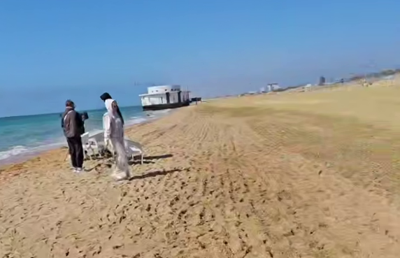 Пляж Мираклеон. Стоп-кадр видео из Telegram-канала Юря Озаровского от 27.03.26, https://t.me/MoreOz/119606