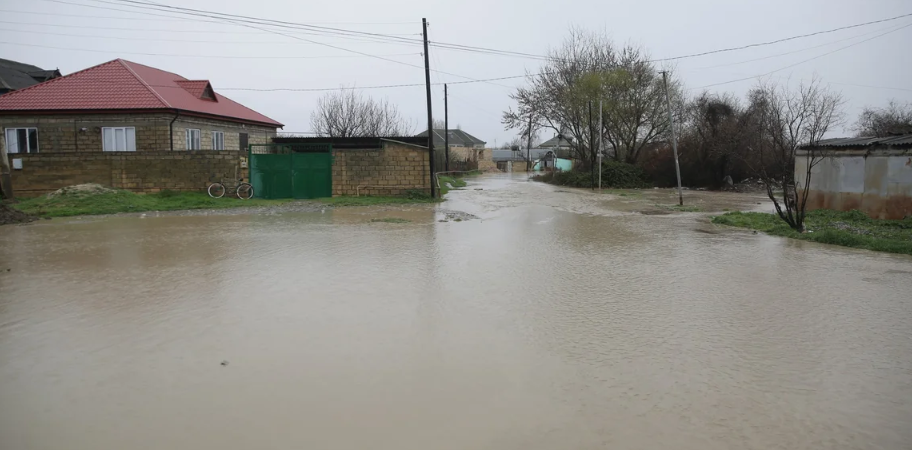 Подтопления в Хачмазском районе. Скриншот фото Oxu.Az, https://oxu.az/ru/obshestvo/v-hachmaze-zatopilo-doma-evakuirovany-22-cheloveka-foto-video