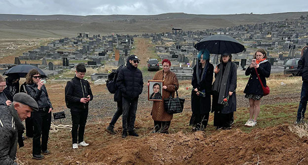 Похороны Айшат Баймурадовой. 27 марта 2026 г. Фото: https://t.me/svobodapodcast/1166 Похороны Айшат Баймурадовой. 27 марта 2026 г. Фото: https://t.me/svobodapodcast/1166